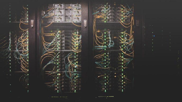 Data center con rack di server e cablaggi di rete illuminati