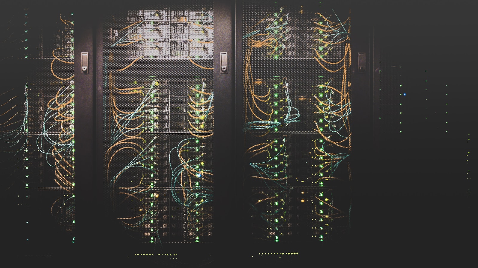 Data center con rack di server e cablaggi di rete illuminati
