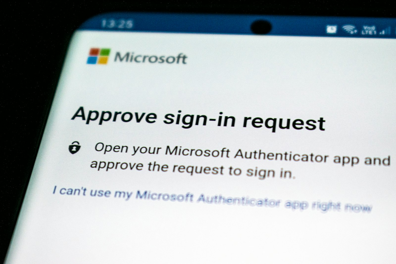 Schermata di uno smartphone con la richiesta di approvazione dell'accesso tramite app di autenticazione (MFA)